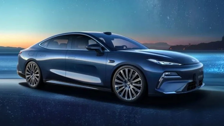 Trời nắng nóng, có nên bật điều hòa khi ô tô chạy?