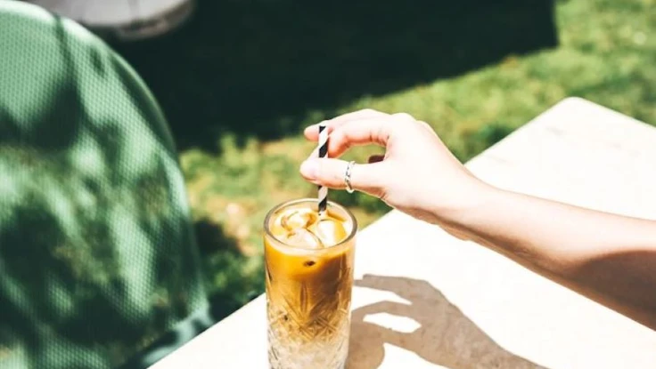 Vì sao trời nóng không nên uống cà phê đá?