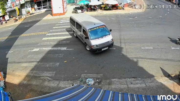 Xe trung chuyển xoay nhiều vòng, gây náo loạn trước cổng chợ ở Lâm Đồng