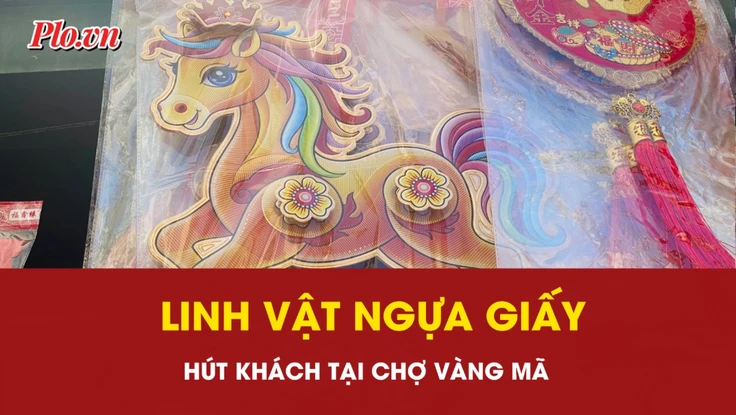 TP.HCM: Linh vật Ngựa giấy hút khách tại chợ vàng mã
