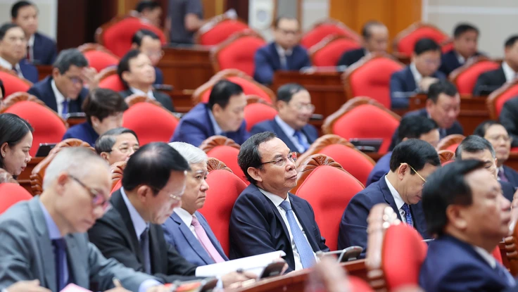 Cán bộ ở TP.HCM hỗ trợ người dân làm thủ tục hành chính. Ảnh: NGUYỄN TÂN