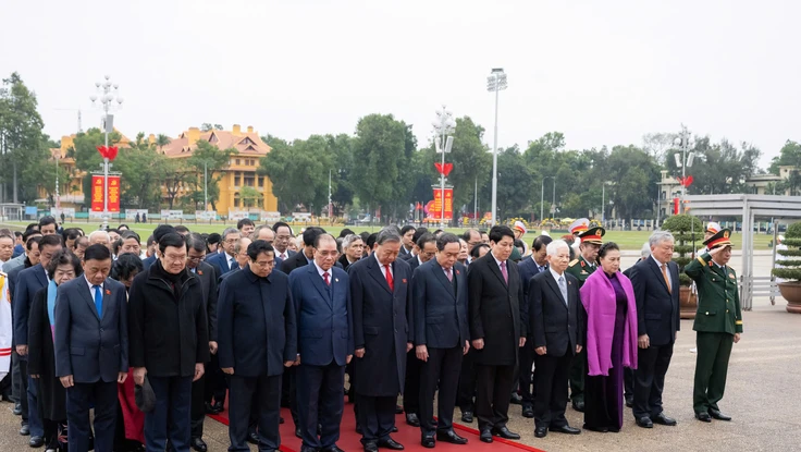 Lãnh đạo Đảng, Nhà nước vào lăng viếng Bác dịp kỷ niệm 80 năm Ngày Tổng tuyển cử