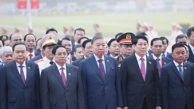 Lãnh đạo Đảng, Nhà nước và các đại biểu dự Đại hội XIV của Đảng vào Lăng viếng Chủ tịch Hồ Chí Minh