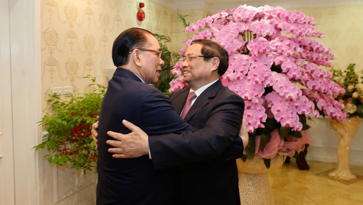 Thủ tướng thăm, chúc Tết nguyên Tổng Bí thư Nông Đức Mạnh và dâng hương tưởng nhớ các cố lãnh đạo