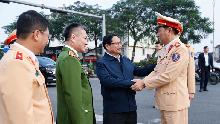 Thủ tướng kiểm tra, động viên các chiến sĩ CSGT và an ninh mạng ứng trực dịp Tết