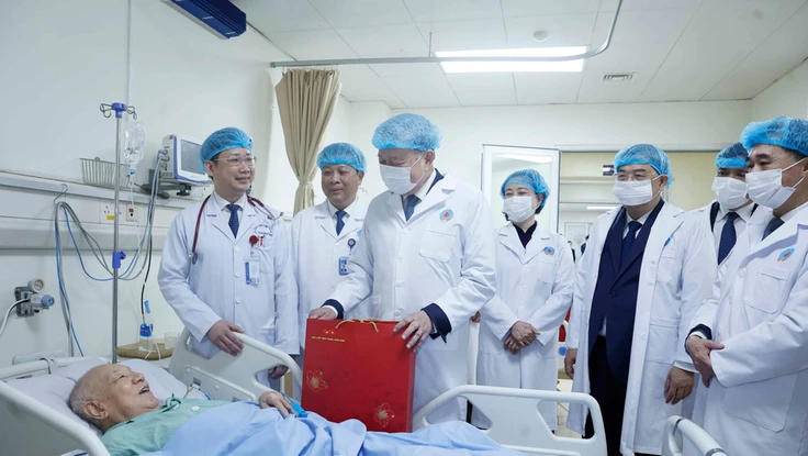 Tổng Bí thư Tô Lâm thăm, chúc mừng cán bộ, Bác sỹ, nhân viên y tế Bệnh viện Hữu nghị