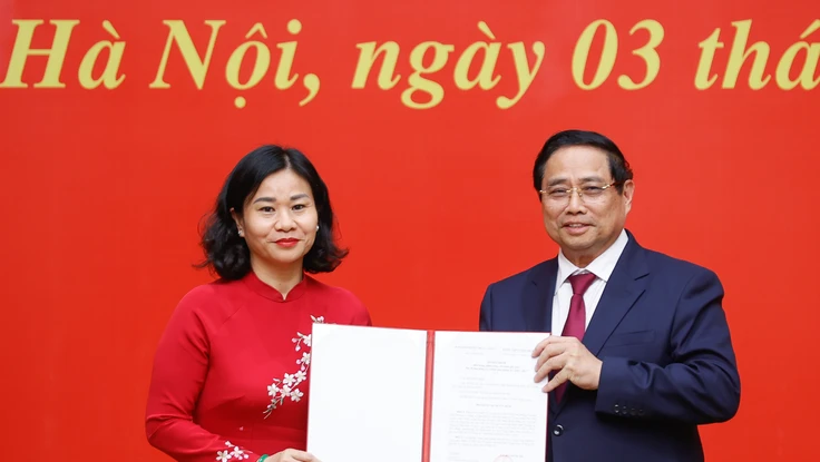 Thủ tướng Phạm Minh Chính trao quyết định cho 5 nhân sự mới được chỉ định, bổ nhiệm