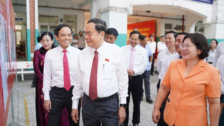 Chủ tịch Quốc hội Trần Thanh Mẫn, Bí thư TP.HCM Trần Lưu Quang có mặt tại điểm bầu cử ở xã Hóc Môn, TP.HCM