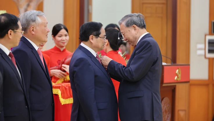 Tổng Bí thư trao Huân chương Quân công, huy hiệu Đảng tặng Thủ tướng Phạm Minh Chính và các lãnh đạo, nguyên lãnh đạo