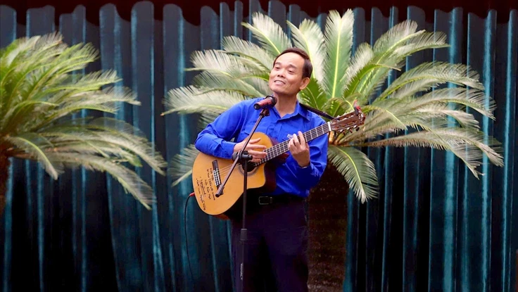 Clip: Bí thư Trần Lưu Quang đàn, hát cùng thanh niên TP.HCM