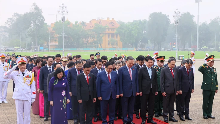 Chùm ảnh: Lãnh đạo Đảng, Nhà nước và các đại biểu Quốc hội khóa XVI vào Lăng viếng Chủ tịch Hồ Chí Minh