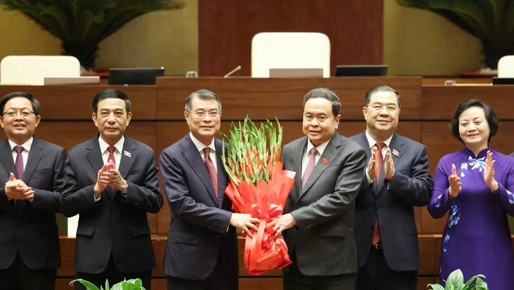 Chủ tịch Quốc hội tặng hoa chúc mừng Thủ tướng, Phó Thủ tướng, Bộ trưởng và thành viên Chính phủ nhiệm kỳ mới