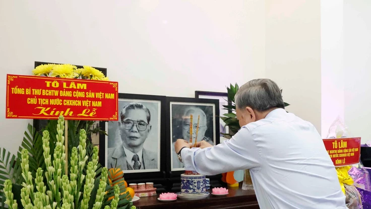 Tổng Bí thư, Chủ tịch nước Tô Lâm dâng hương tưởng nhớ các lãnh đạo tiền bối tại TP.HCM