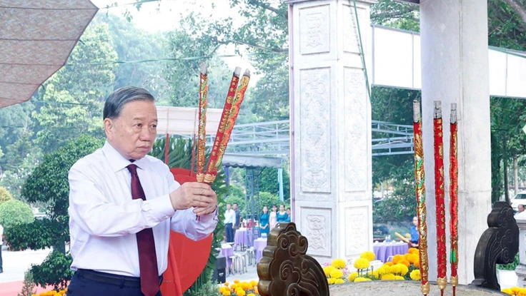Tổng Bí thư, Chủ tịch nước Tô Lâm dâng hương tưởng niệm các Anh hùng liệt sỹ ở Tây Ninh