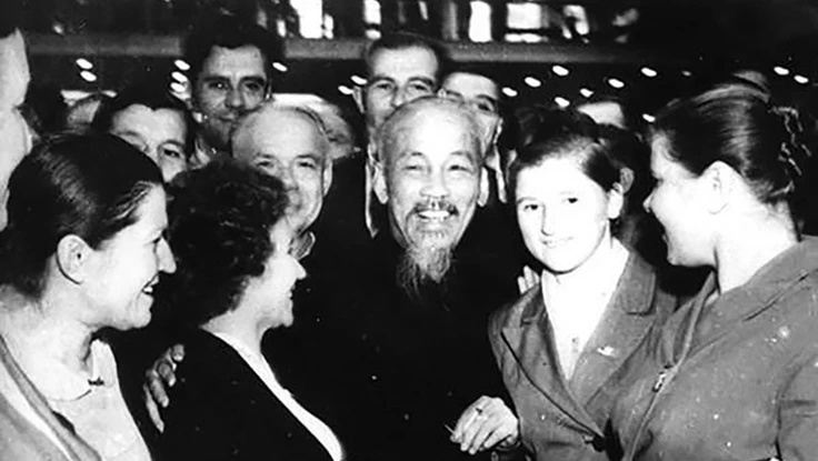 Kỷ niệm 136 năm Ngày sinh Bác Hồ: Ánh sáng Hồ Chí Minh soi đường cho chúng ta đi
