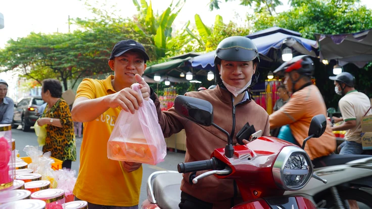 Chợ bánh người Hoa 50 năm tuổi nhộn nhịp trước ngày vía Thần Tài