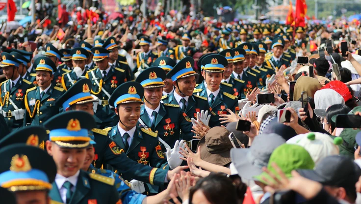 Chùm ảnh: Người dân vỡ òa trong niềm tự hào đón đoàn diễu binh kỷ niệm 30-4