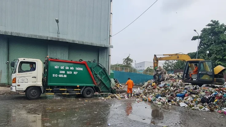 Đề xuất thay đổi khung giờ cấm xe vận chuyển rác ở TP.HCM có khả thi?