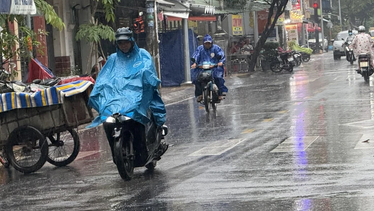 Mưa dông gia tăng nhiều khu vực ở TP.HCM chiều tối nay