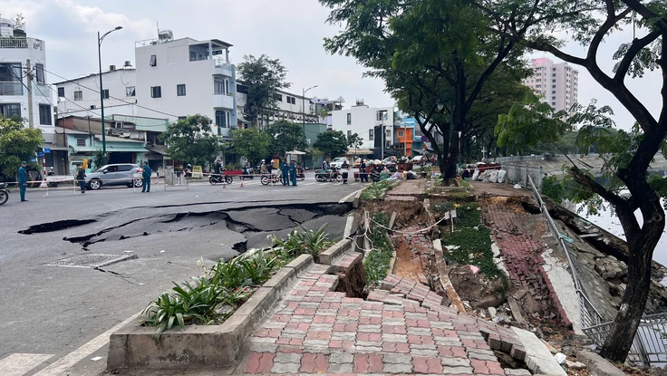 Sạt lở, sụt lún ở phường Chánh Hưng, mặt đường đổ sụp xuống kênh