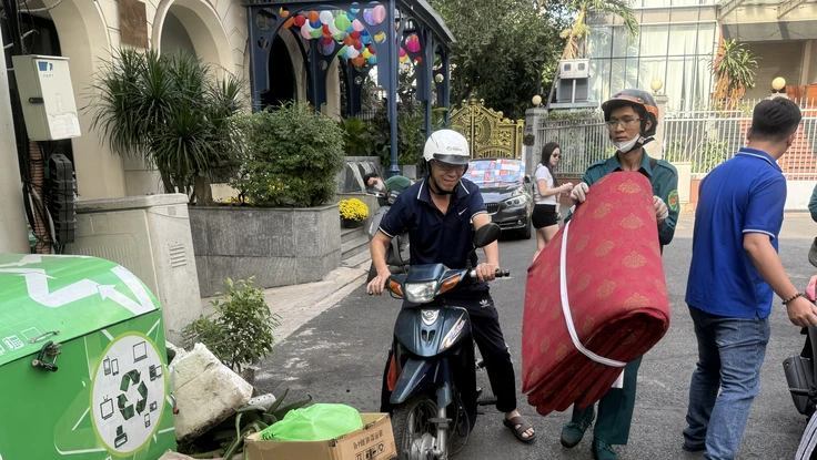 TP.HCM: Phường Phú Nhuận hỗ trợ người dân thu gom rác thải cồng kềnh