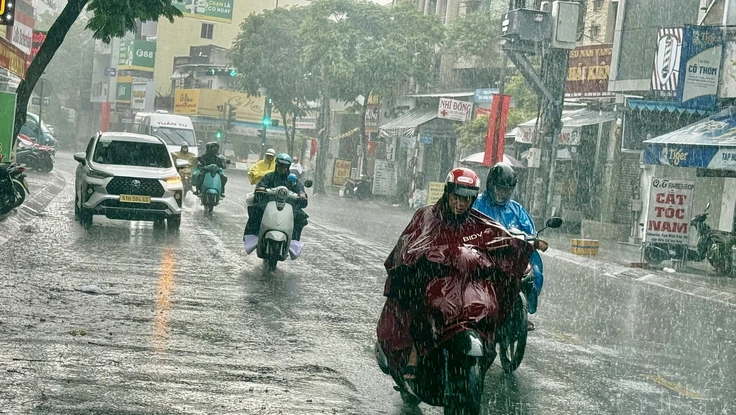 Nguyên nhân gây mưa trái mùa trên diện rộng ở TP.HCM