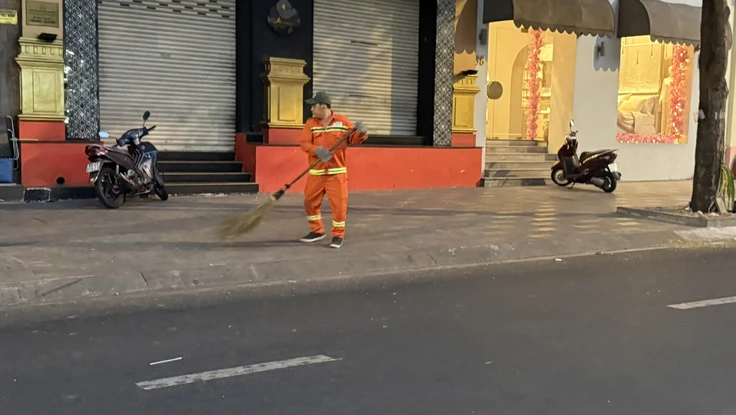 Sở Xây dựng TP.HCM yêu cầu không để rác tồn đọng trên vỉa hè, mặt đường