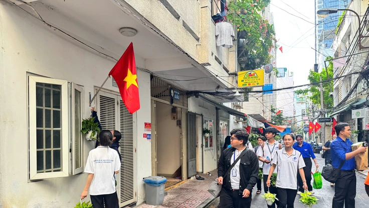 Phường Cầu Ông Lãnh tặng cây xanh và bẫy muỗi cho người dân