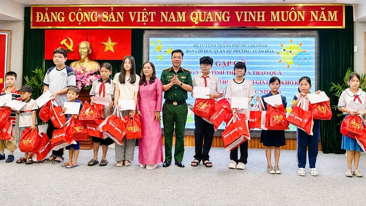 Phường Xuân Hòa, TP.HCM tặng quà cho trẻ em khó khăn nhân ngày 1-6