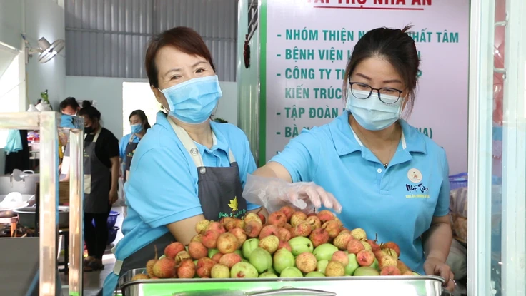 Bếp ăn 0 đồng, xe cứu thương miễn phí và tình người Sài Gòn