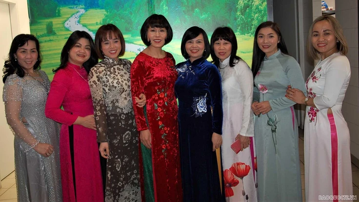 Đại sứ Việt Nam tại Hungary Nguyễn Thị Bích Thảo (áo dài xanh giữa) chụp hình cùng các đại biểu.