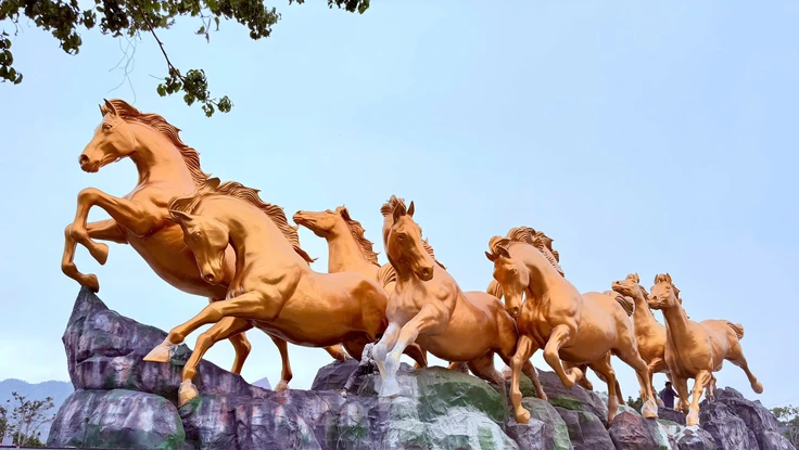 Quảng Ninh: Linh vật 'Bát Mã' cao gần 6 m gây sốt trước thềm Tết 2026