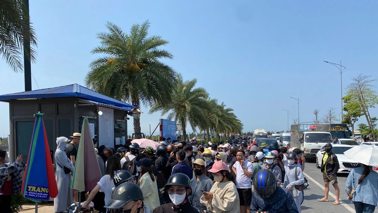 Phà ra đảo Cát Bà ùn tắc, khách sạn trên đảo cháy phòng