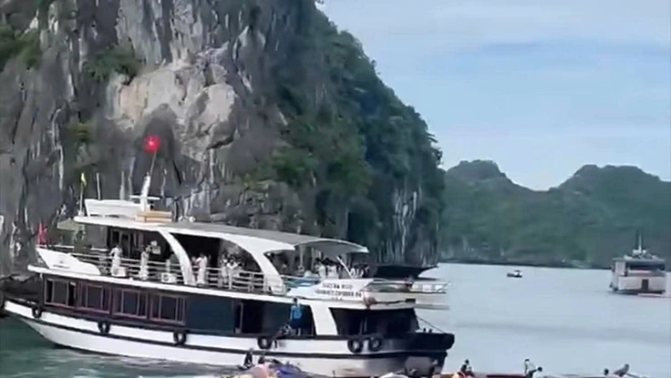 Va chạm giữa tàu du lịch và thuyền máy chở khách ở Cát Bà, 1 người tử vong