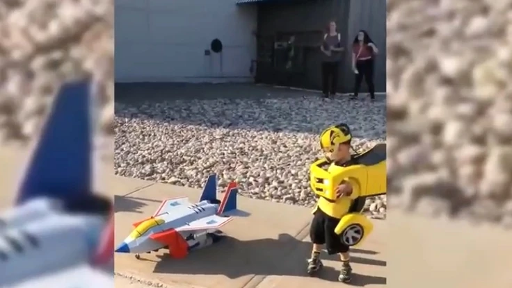 3 em nhỏ hóa thân thành các nhân vật trong phim Transformers 