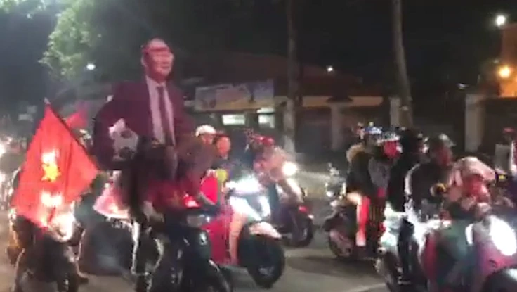 Những kiểu ăn mừng ‘không đụng hàng’ của CĐV Việt Nam