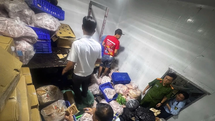 Đột kích kho lạnh doanh nghiệp, lộ diện hơn 740kg thịt cá không rõ nguồn gốc 