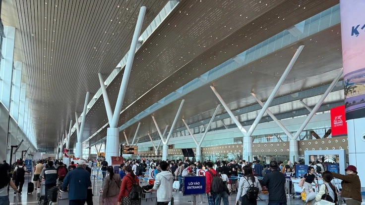 Sân bay Tân Sơn Nhất đón lượng khách 'khủng' nhất lịch sử trong ngày mùng 6 Tết