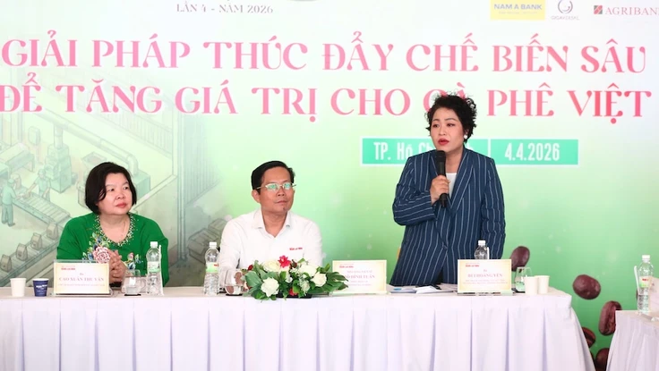 Nghịch lý xuất khẩu cà phê Việt: Bán hàng núi, thu tiền cắc vì 'bốc vác' hàng xô