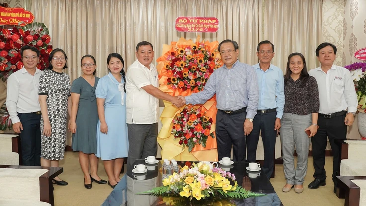 Báo Pháp Luật TP.HCM đón nhận tình cảm từ nhiều đơn vị nhân Ngày báo chí 21-6