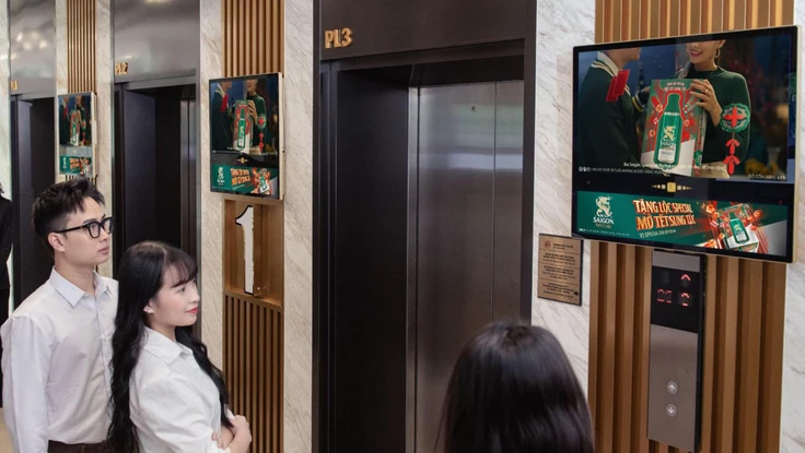 Quảng cáo online gặp khó, doanh nghiệp chỉ cách kiếm tiền từ thời gian chờ thang máy của dân văn phòng