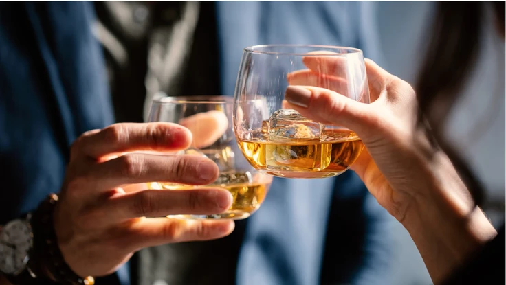 Uống rượu để làm ấm cơ thể trong mùa lạnh thì có đúng?