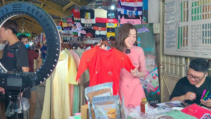 Áo dài đạt doanh thu hàng trăm tỉ trên sàn thương mại điện tử dịp Tết 2026