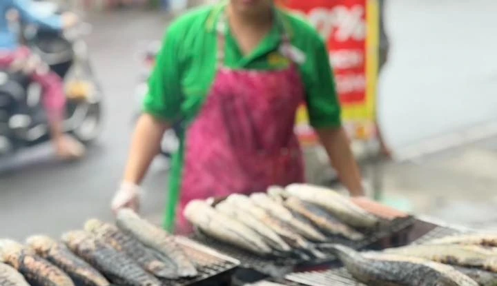 Một khách hàng chi hơn 5 triệu đồng mua cá lóc nướng trong siêu thị