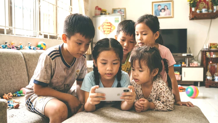Trẻ em đang đối mặt nhiều rủi ro khi bị 'rác mạng' bủa vây
