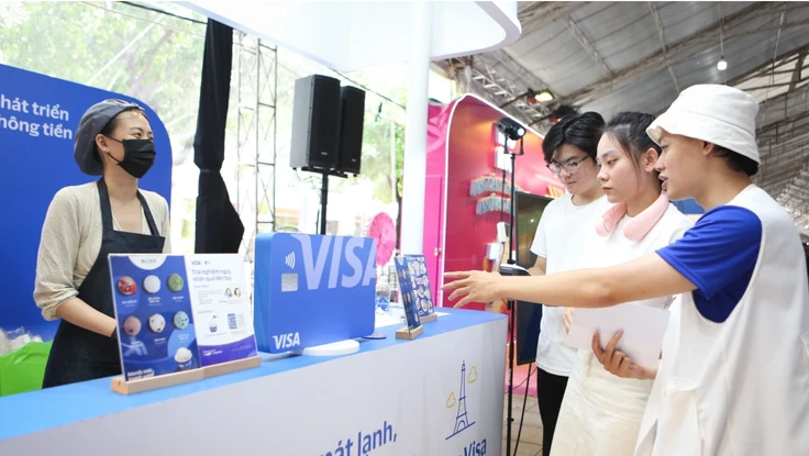 Người tiêu dùng Việt Nam dẫn đầu khu vực về sẵn sàng mua sắm bằng AI và thanh toán số