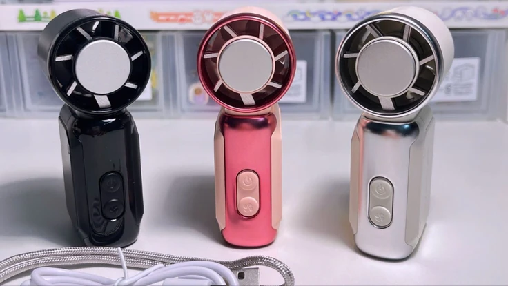 Bán quạt mini cầm tay, người kinh doanh bỏ túi hàng ngàn tỉ đồng