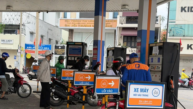 Ngày đầu tiên chỉ bán xăng E10, E5 ở TP.HCM ra sao?