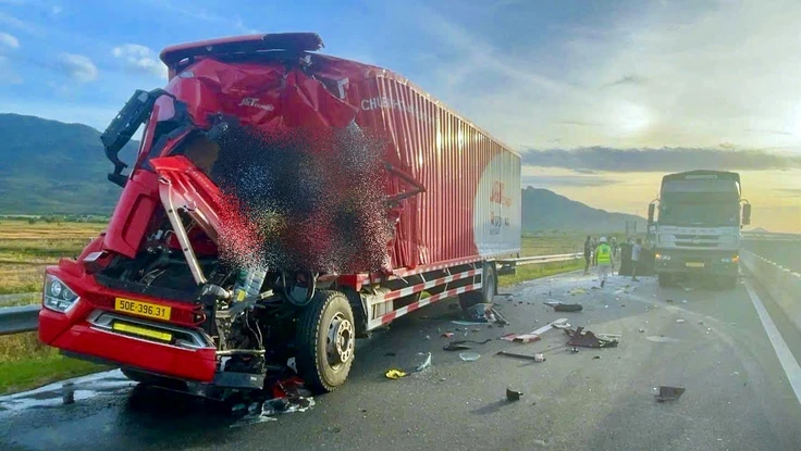 Tạm đóng 1 đoạn cao tốc Vĩnh Hảo – Phan Thiết giải cứu tài xế kẹt trong cabin ô tô