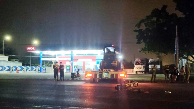 Xe đầu kéo lùi từ cây xăng va chạm xe máy, 1 người tử vong